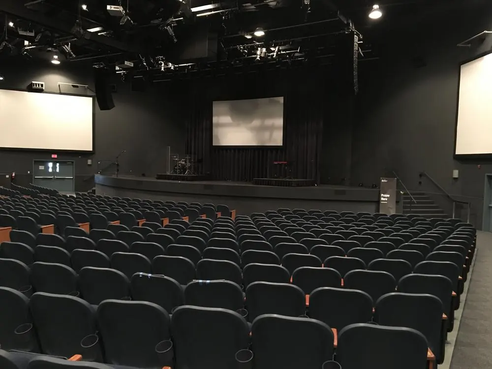Auditorio con pantalla e iluminación para evento