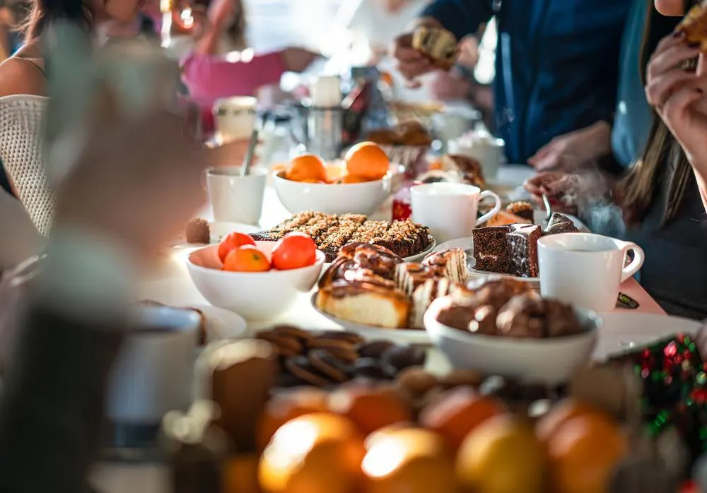 Mesa de coffee break con dulces y frutas