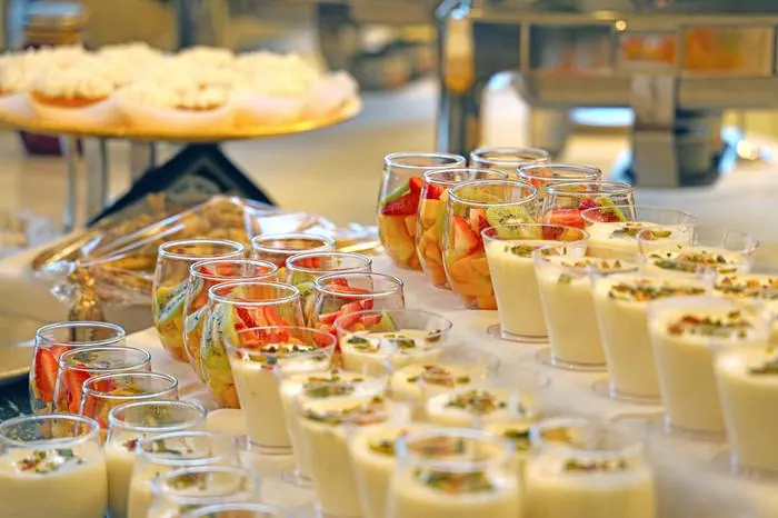 Postres individuales y frutas para catering