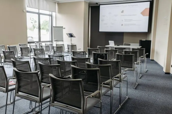 Sala de seminario montada con sillas